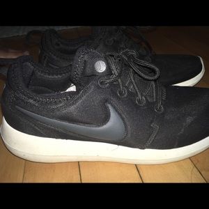 Black Nike Roshe’s